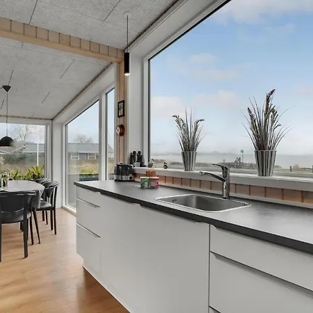Дом отдыха Gorgeous In With House Sea View